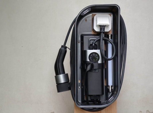 Mobiele lader type 2 met Schuko stopcontact stekker en rode CEE krachtstroom stekker voor elektrisch laden