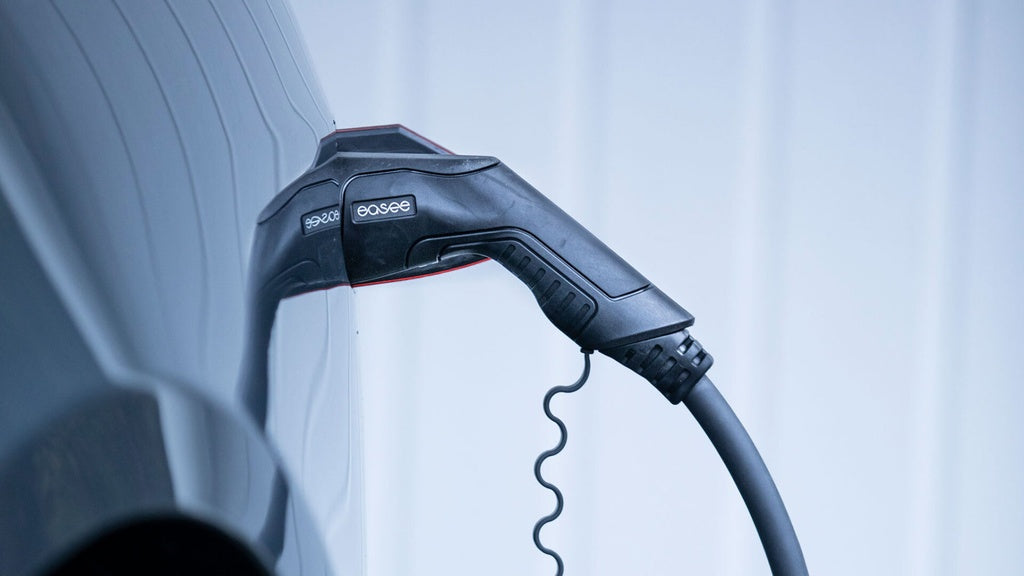 Easee laadstation met vergrendelde kabel verbonden aan auto