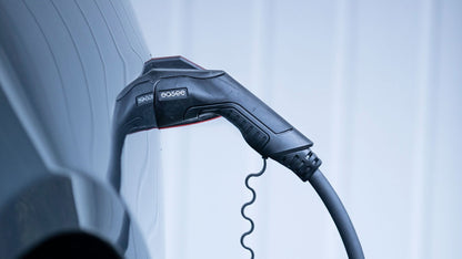 Easee laadstation met vergrendelde kabel verbonden aan auto