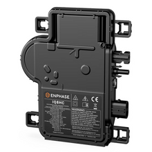 Enphase IQ8HC micro-omvormer gemonteerd onder zonnepaneel